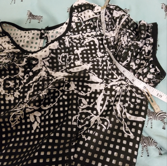 GABBY SKYE BLACK/WHITE FLORAL SHORT SLEEVE EYELET FIT & FLARE SCOOP NECK  SIZE 8 - Picture 5 of 12